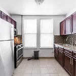 Alluring Astoria 2 Bedrooms 15 Min To Manhattan Via R & M Trains