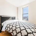 Alluring Astoria 2 Bedrooms 15 Min To Manhattan Via R & M Trains