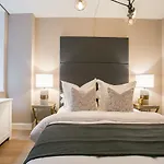 Designer Luxurious 2 Bedroom Apartment With Gym, Doorman, Midtown East