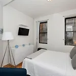 Hell\'S Kitchen Two Bedroom Apt