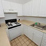 Hell\'S Kitchen Two Bedroom Apt