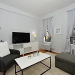 Hell\'S Kitchen Two Bedroom Apt