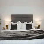 Ultra Luxurious Large One Bedroom Appartment, Midtown