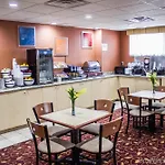 Hotel Travelodge By Wyndham Queens 3*