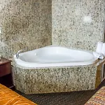 Travelodge By Wyndham Queens Hotel 3*