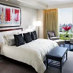 Mandarin Oriental, Hotel