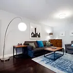 8 Bedroom Midtown Townhouse- Sleeps 16