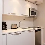 Metro Apartment *