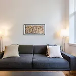 Modern Luxury Apartment In Heart Of Williamsburg!!