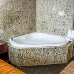 Travelodge By Wyndham Queens Hotel