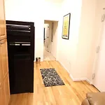 Great Prvt Large Bdrm - Prvt Entrance - Sleeps 4