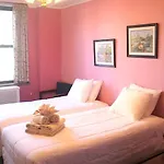 Leo House 3*