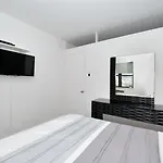 Amazing Luxury Apt At Midwest Near Time Square