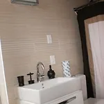 Metro Apartment *