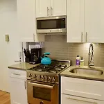 Kips Bay Apartment Sleeps 6 Air Con Wifi