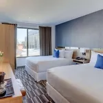 Microtel By Wyndham Long Island Hotel 3*