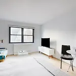 Modern Midtown East Suites By Sonder