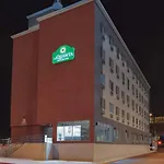 La Quinta Inn & Suites Far Rockaway - Beach Hotel