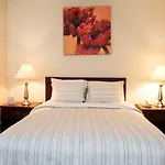 Metro Apartment *