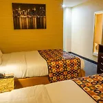 Elmhurst Hotel 3*