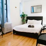 Sunny New York Apartment, With 2 Spacious Bedrooms