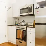 Charming, Fully Renovated Studio In Heart Of Manhattan