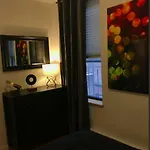 Beautiful 2 Bedroom Apt. Close To Times Square