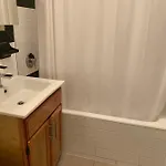 Modern Home: Near Jfk & Laguardia, Food Shops Mall & Train