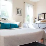 Beautiful 3Br Apartment In A Peaceful Diverse Neighborhood