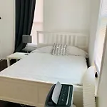 Amazing Private Room In 3 Bedroom Brooklyn
