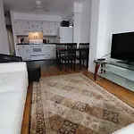 Great Astoria Apartment - 10 Min To Manhattan And Lga - Sleeps 4!