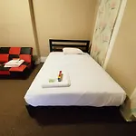 Cozy Brownstone Sleeps 12 People 25 Mins From Nyc 1 Block From J Train