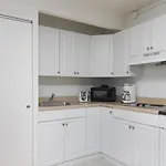 Metro Apartment *