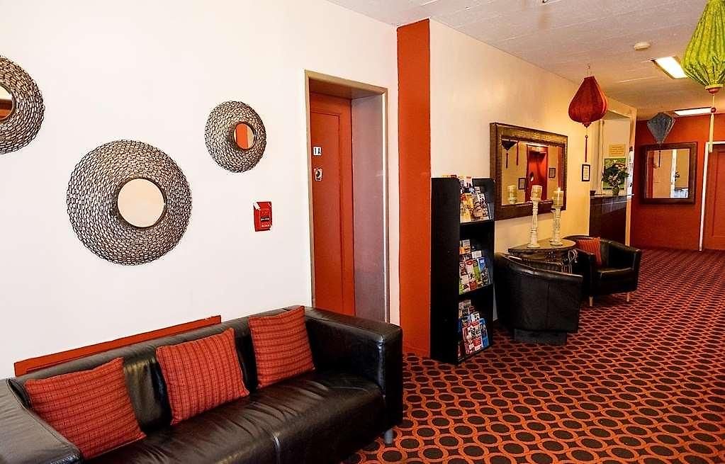 Royal Park Hostel *
