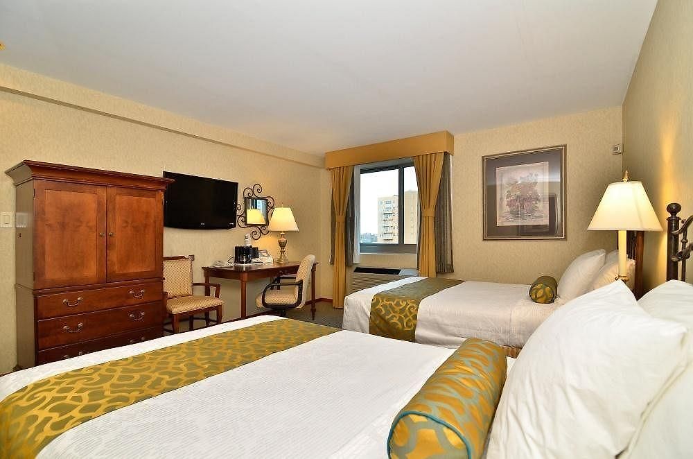 Western Queens Court 3* New York