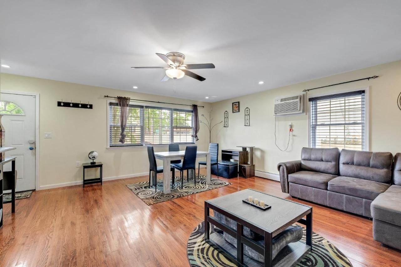 Modern Cozy 3br Just 10 Mins From Jfk! *