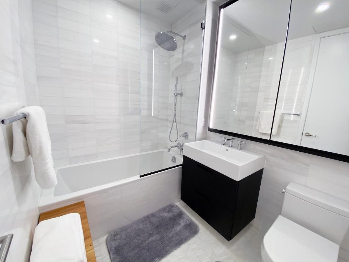 Private Garden Residence In Luxury Condominium Apartment *