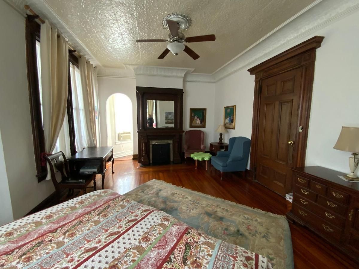 Pl And Gallery Bed & Breakfast 4*