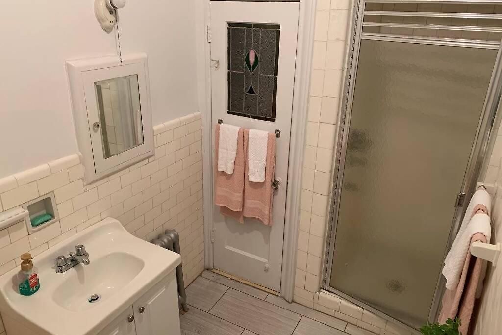 Cozy 2 Bedroom In Queens *