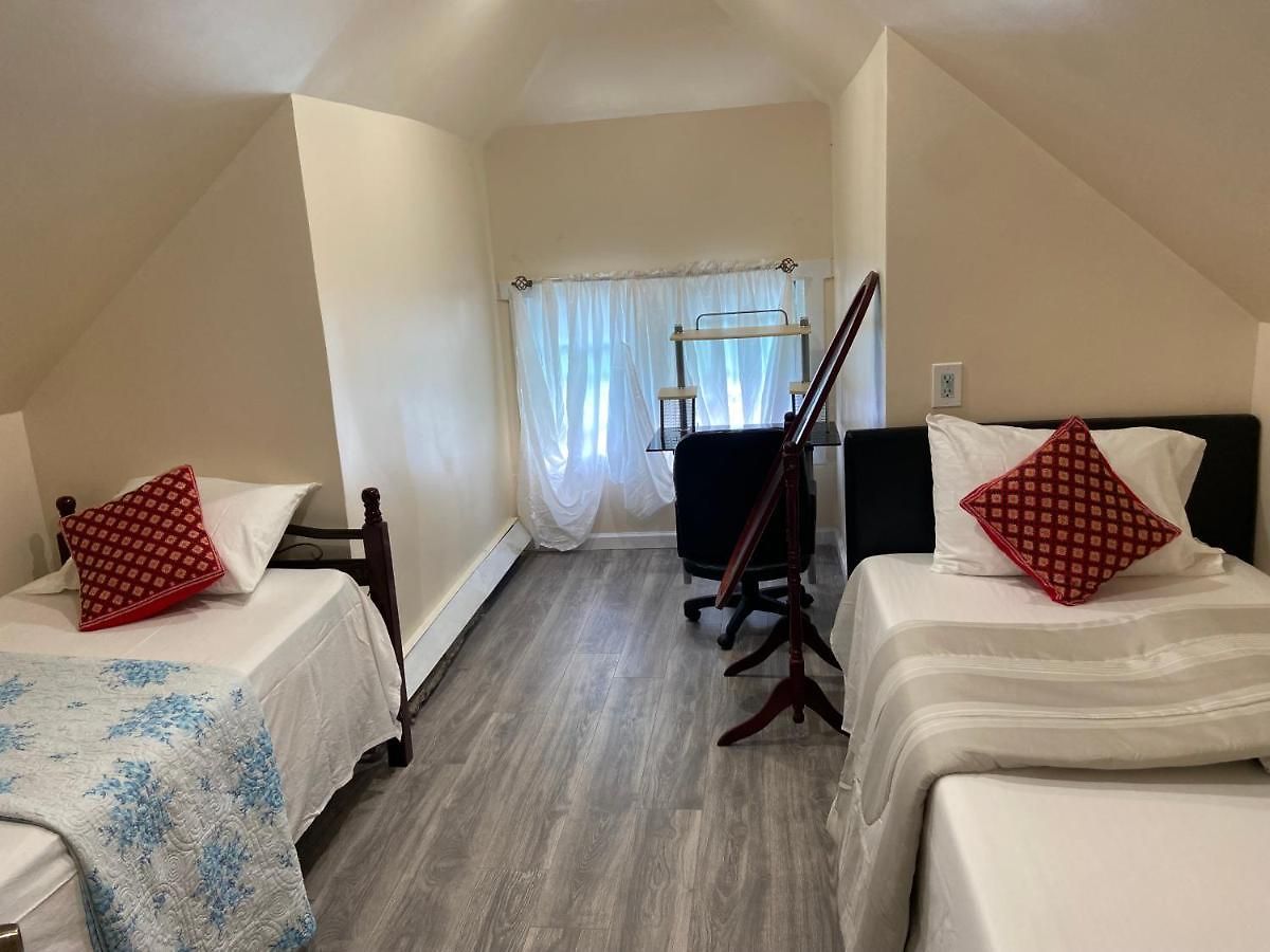 A In Queens Guest house *