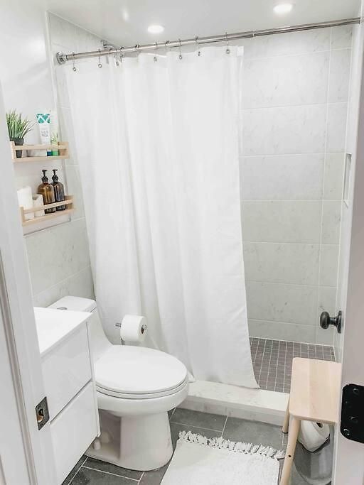 Apartment Luxury With Backyard + Close Transportation *
