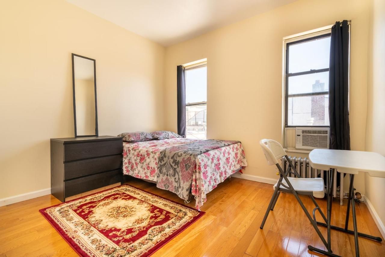 Empire Blvd Guest house *