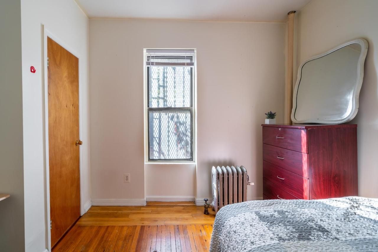 Guest house Eastern Parkway 2*