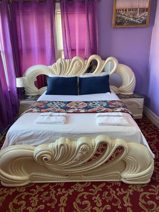 A Lavish In Queens * New York