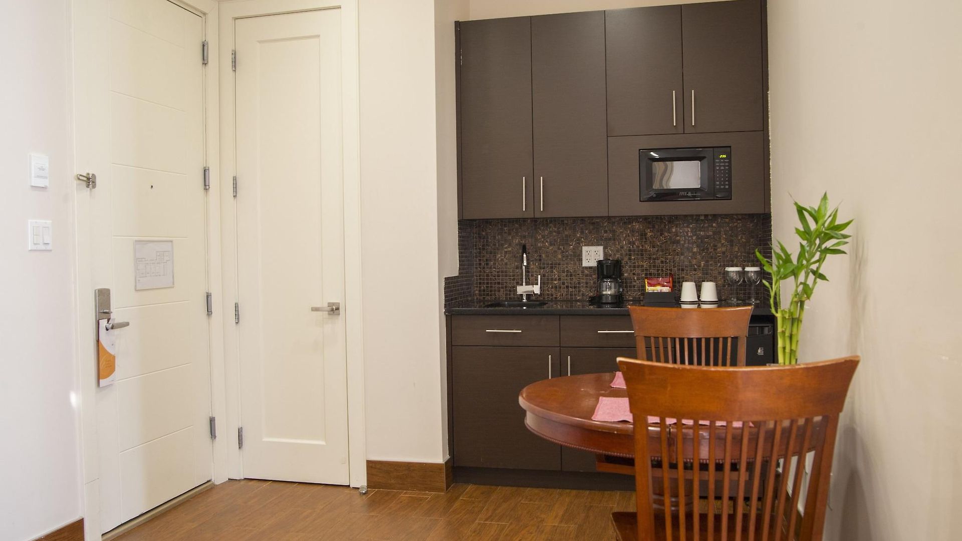 Hotel Aura Brooklyn 4*