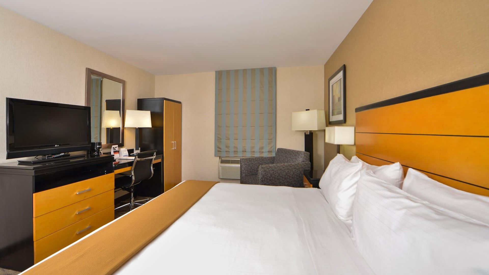 Hotel Express Kennedy Airport, An Ihg 3*