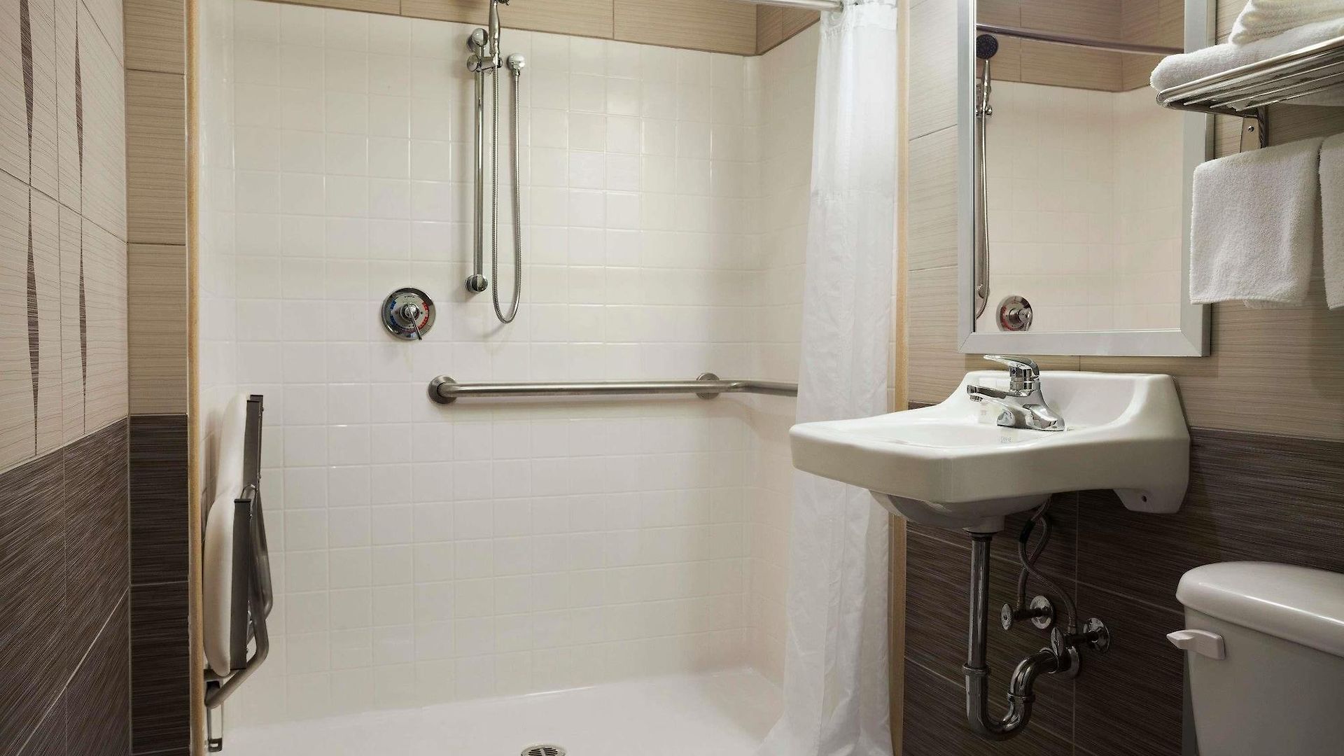 Hotel Super 8 Bronx 2*