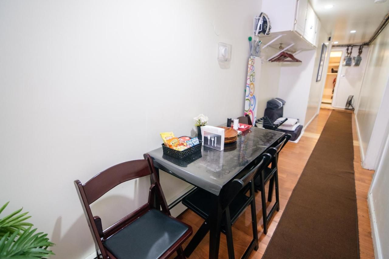 Elegant 2 Bedroom W Modern Amenities Apartment