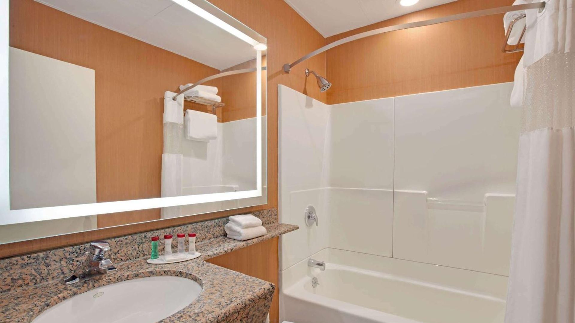 Ramada By Wyndham Bronx 3*