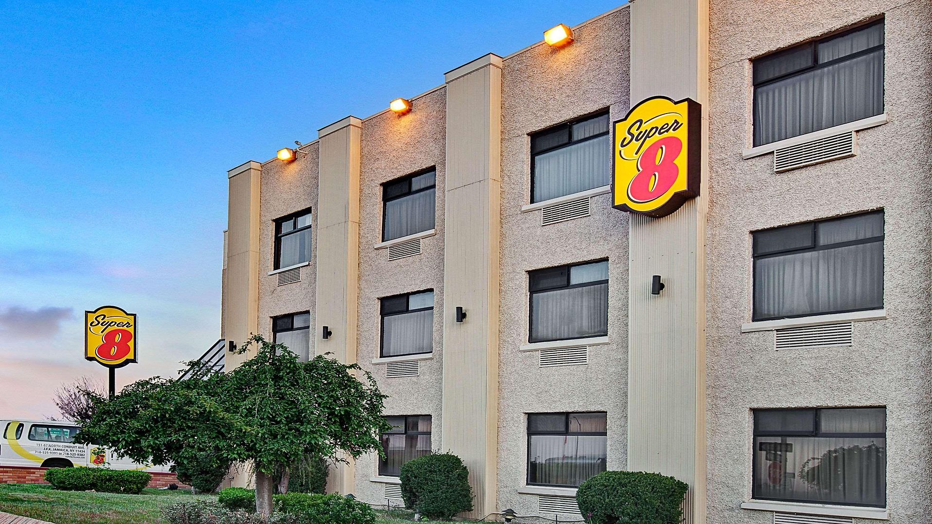 Super 8 By Wyndham Jamaica North Conduit